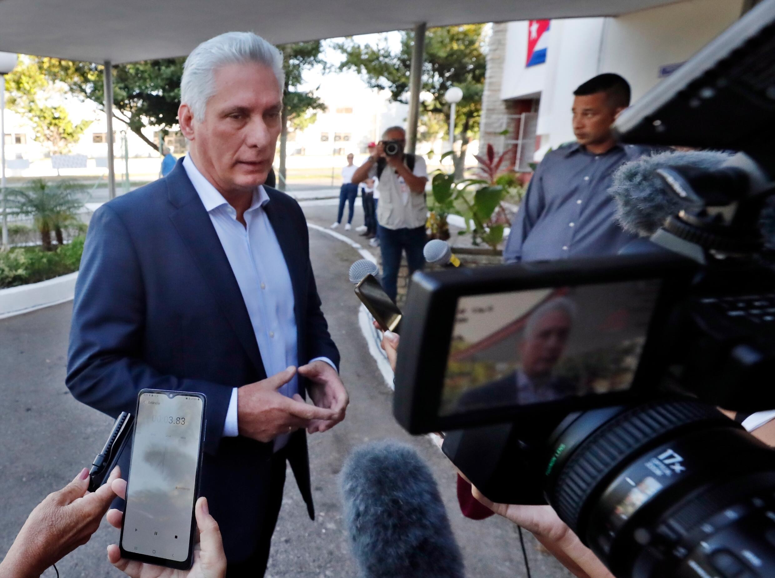 Le président cubain Miguel Diaz-Canel s'adresse aux journalistes après avoir voté aux élections municipales à La Havane le 27 novembre 2022.