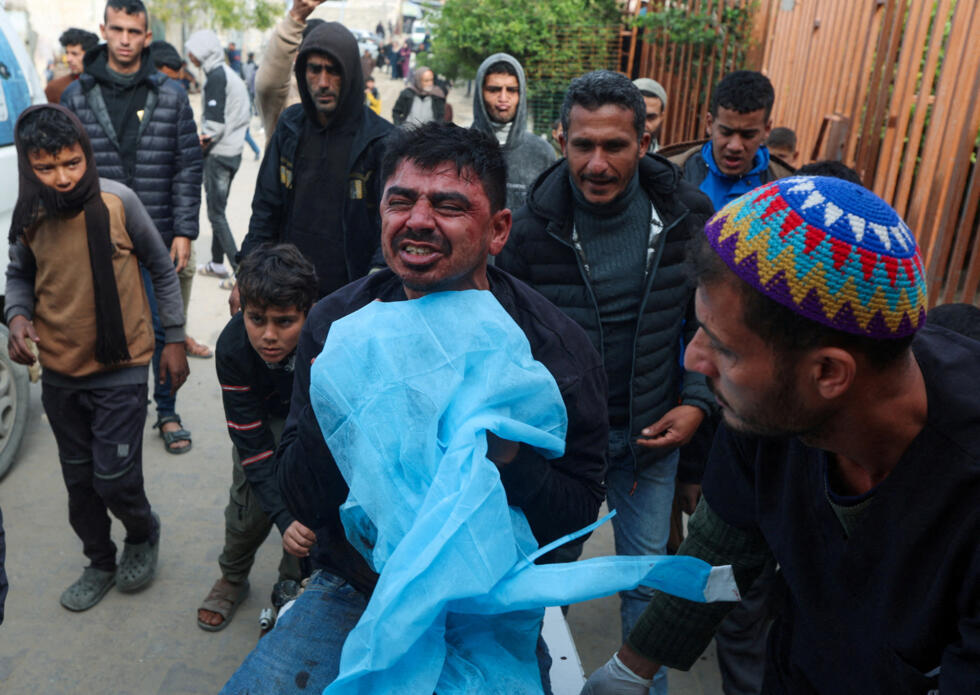 Un padre palestino llora a su hijo Mutasem Al-Shrafi, quien murió durante los ataques israelíes, en Khan Younis, en el sur de la Franja de Gaza, el 21 de enero de 2026.