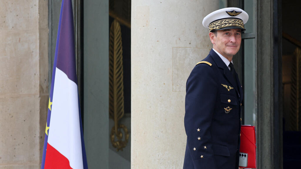 Devant les maires de France, le chef d'état-major des armées prépare les esprits à la guerre