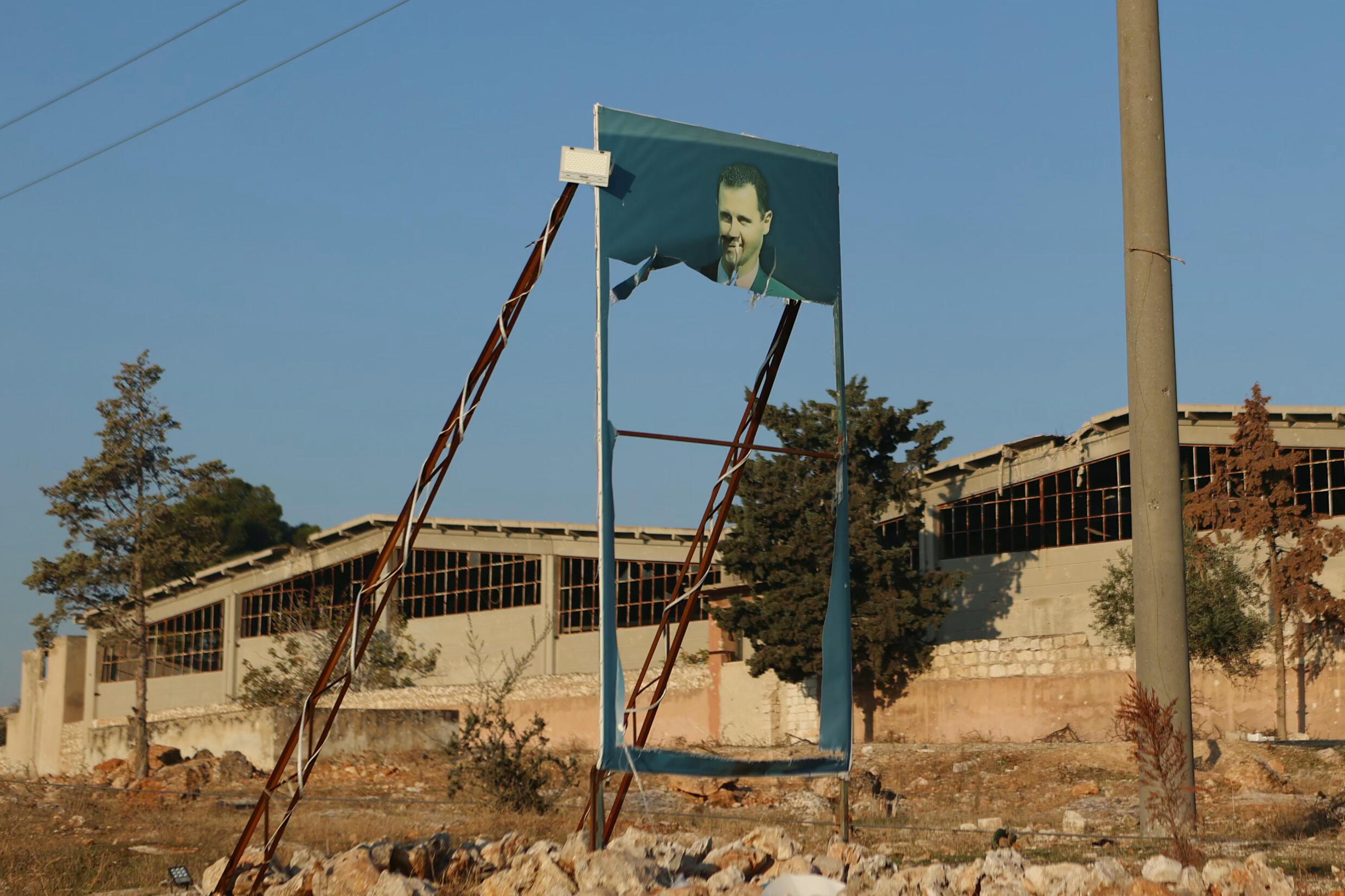 Un portrait déchiré du président syrien Bachar al-Assad dans la localité de Khan al-Assal, dans le nord-ouest de la Syrie, prise par les jihadistes et leurs alliés, le 29 novembre 2024