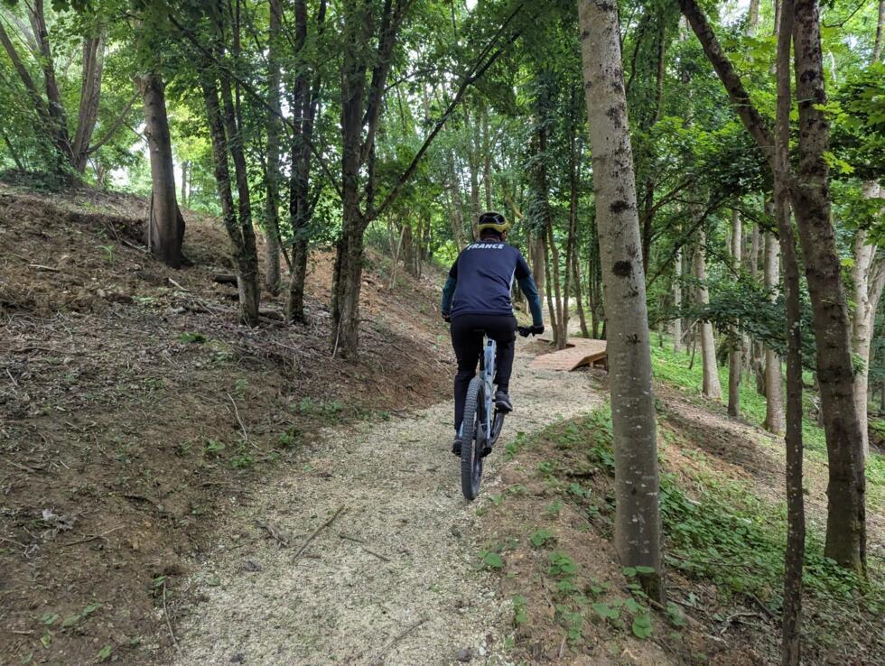 La piste bleue est accessible aux VTTistes débutants.