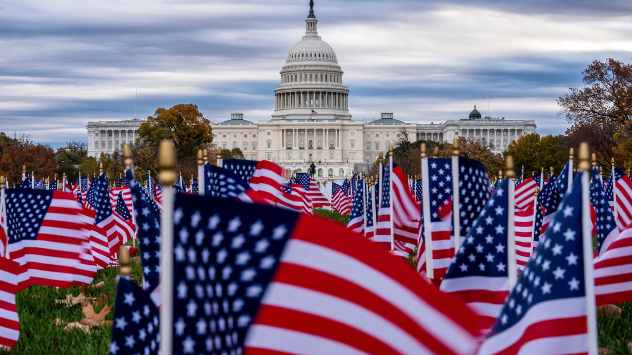 Banderas estadounidenses en miniatura ondean con las ráfagas de viento en el National Mall, cerca del Capitolio en Washington, el lunes 10 de noviembre de 2025