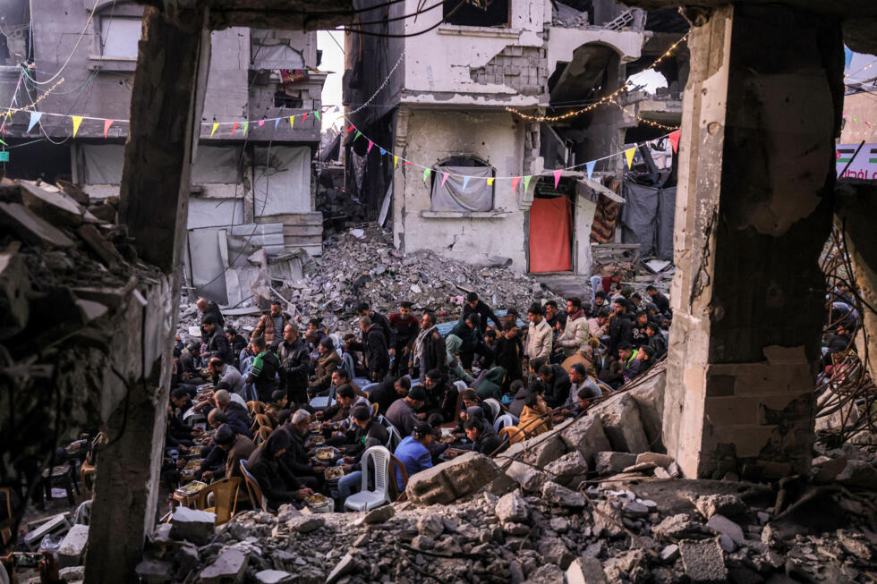 Des Palestiniens se préparent à rompre le jeûne à la fin du premier jour du ramadan, le 1er mars 2025 à Jabalia, dans le nord de la bande de Gaza.