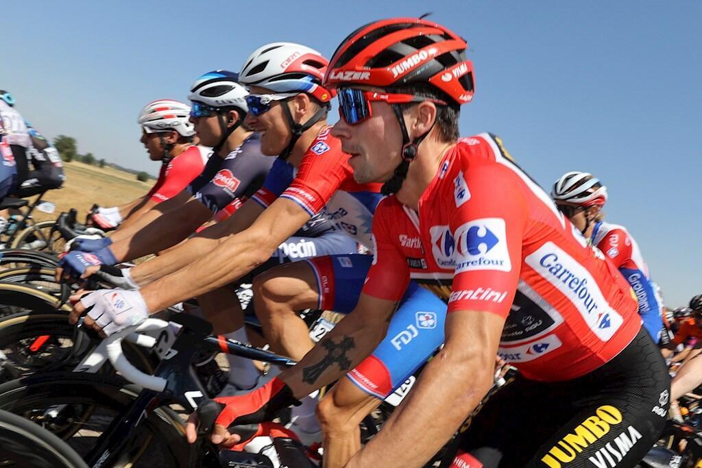 Słoweński kolarz Jumbo Visma, Primoz Roglic (z prawej), w głównej koszulce klasyfikacji generalnej, podczas drugiego etapu Vuelta a España, 166,7 km, między Caleruega i Burgos.