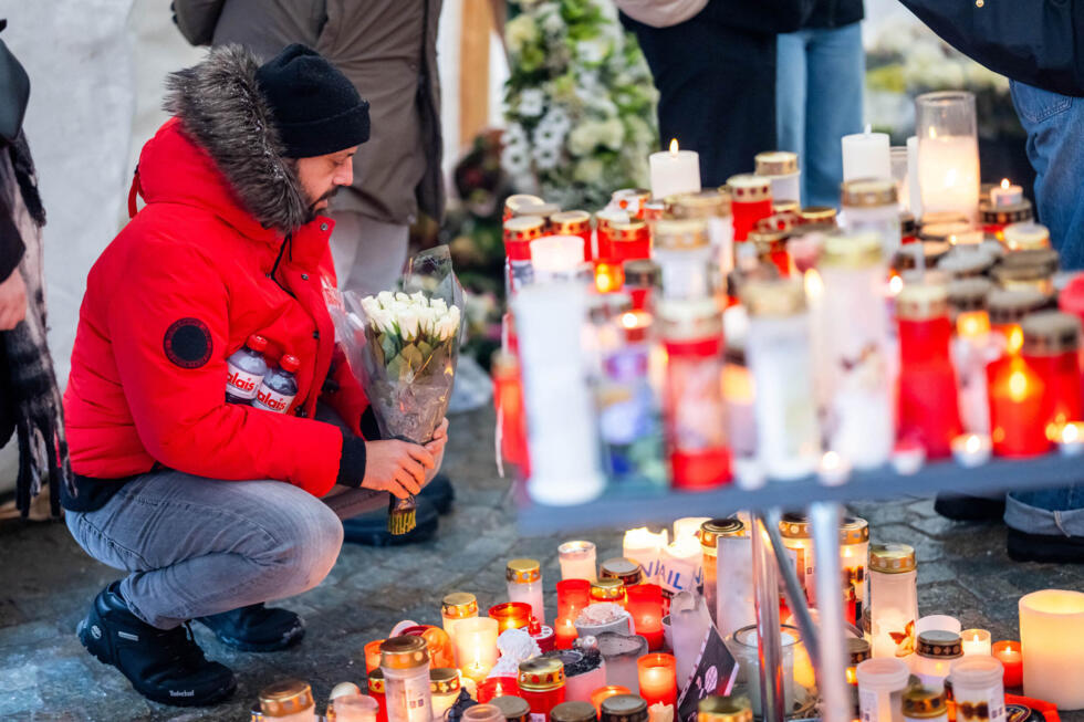 Individuen brengen hulde aan de slachtoffers van de brand in Crans-Montana tijdens een nationale rouwdag op 9 januari 2026 in Zwitserland.