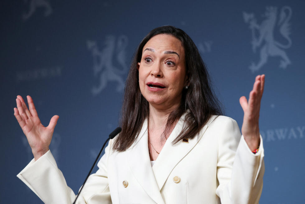 La ganadora del Premio Nobel de la Paz y líder de la oposición venezolana, María Corina Machado, habla durante una conferencia de prensa con el primer ministro noruego, Jonas Gahr Stoere (no en la foto), un día después de la ceremonia de premiación, en Oslo, Noruega, el 11 de diciembre de 2025.