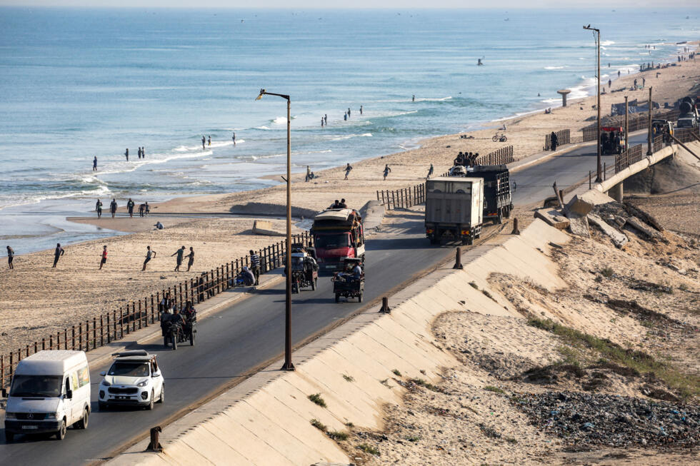 Des camions, des véhicules et des motos tirant des charrettes, certains chargés de Palestiniens fuyant le nord de la bande de Gaza, roulent sur la route côtière de Nousseirat.