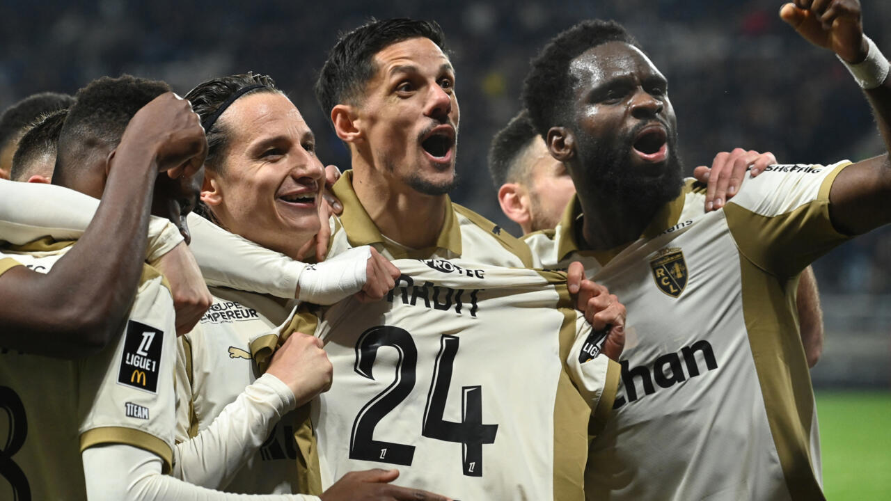 Ligue 1: Lens verslaat Angers en neemt voor de eerste keer in 21 jaar de leiding