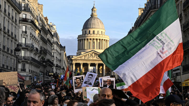 أحرق متظاهرون في باريس العلم الإيراني خلال مسيرة دعماً للمتظاهرين الإيرانيين في 17 يناير 2026.