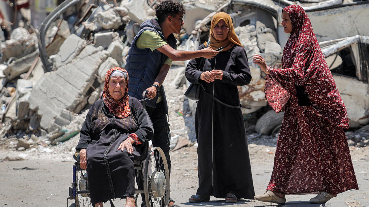 Les frappes se poursuivent à Gaza, l'UE sanctionne des individus