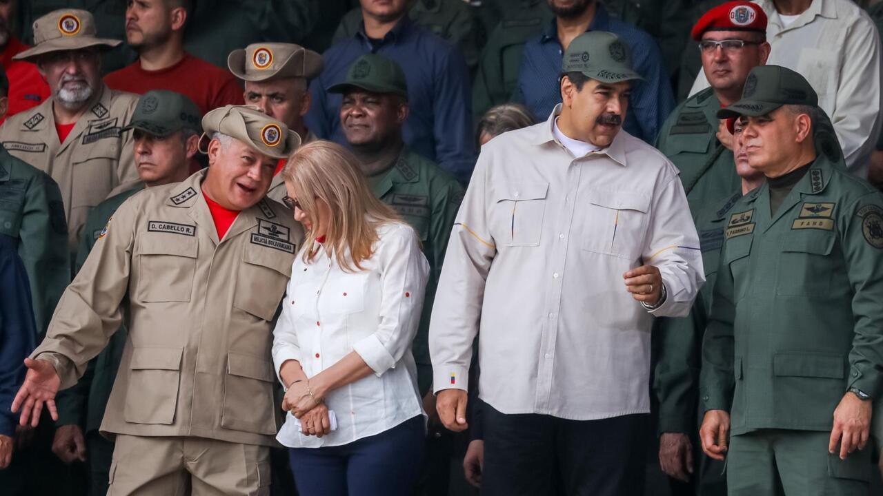 Archivo. El presidente de Venezuela, Nicolás Maduro (2d); junto a la primera dama Cilia Flores (2i); el ministro Vladimir Padrino Lopez (d) y Diosdado Cabello (i), toman parte en un acto de Gobierno en Caracas (Venezuela).