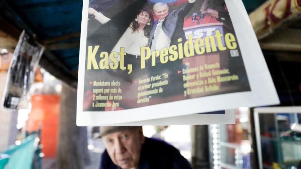 Jorge Moya posa detrás de un ejemplar del periódico 'Las Últimas Noticias' con una imagen de José Antonio Kast tras su victoria en la segunda vuelta electoral, en Santiago, Chile, el 15 de diciembre de 2025.