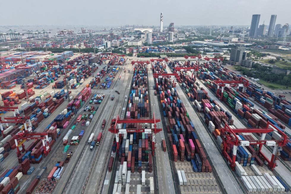 Des conteneurs d'expédition dans un port à Shanghai, le 9 juin 2025
