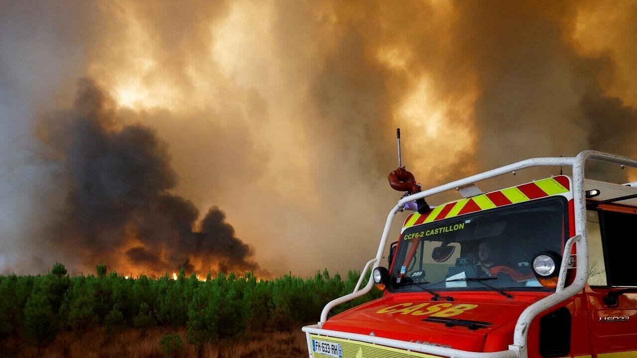 Los bomberos trabajan para contener un incendio en Belin-Beliet, mientras los incendios forestales continúan propagándose en la región de Gironda, en el suroeste de Francia, el 10 de agosto de 2022.
