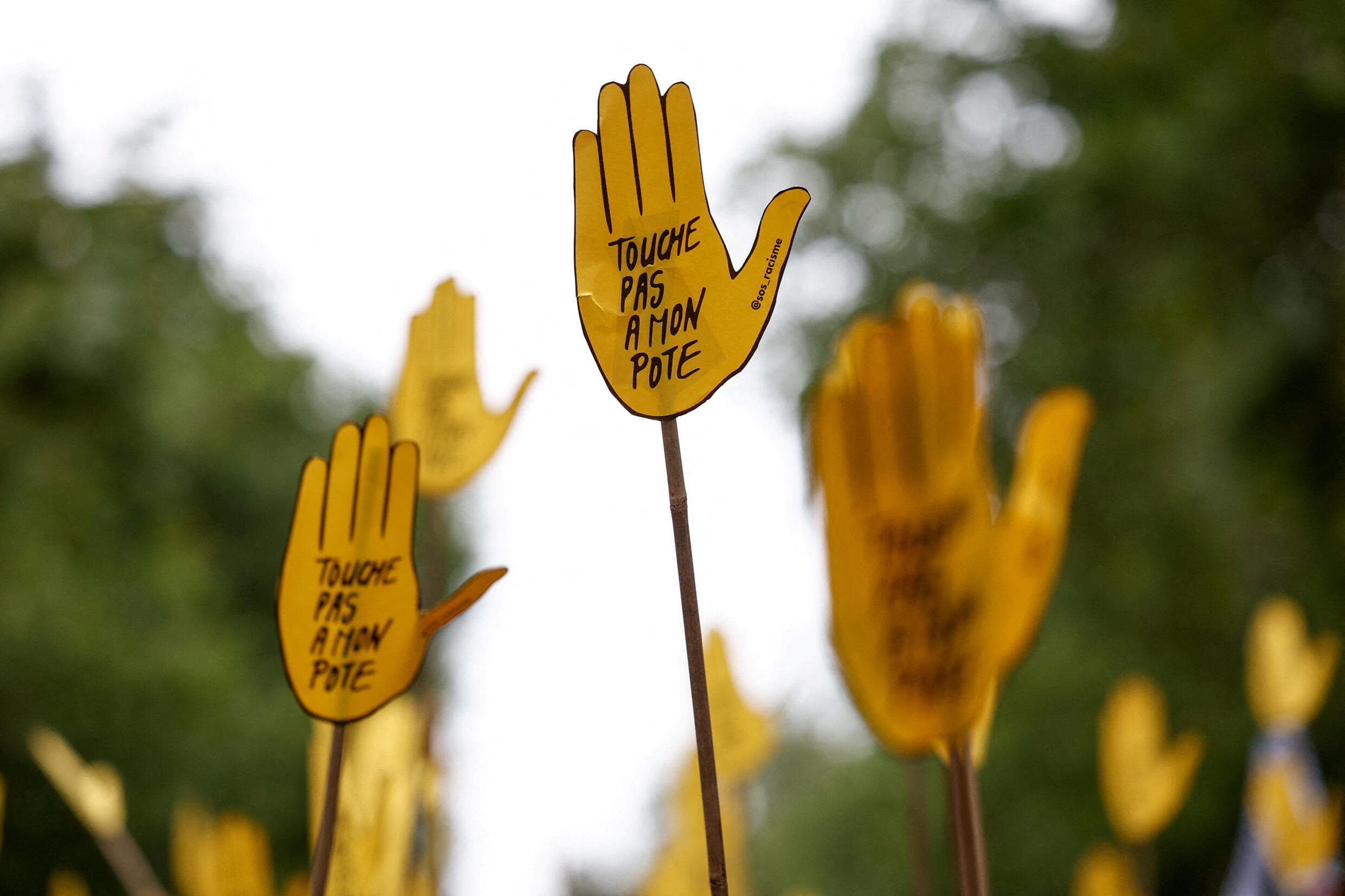 La gente lleva carteles con forma de mano durante una manifestación contra el partido francés de extrema derecha Agrupación Nacional (Rassemblement National - RN), antes de las elecciones legislativas anticipadas en París, Francia , el 15 de junio de 2024.