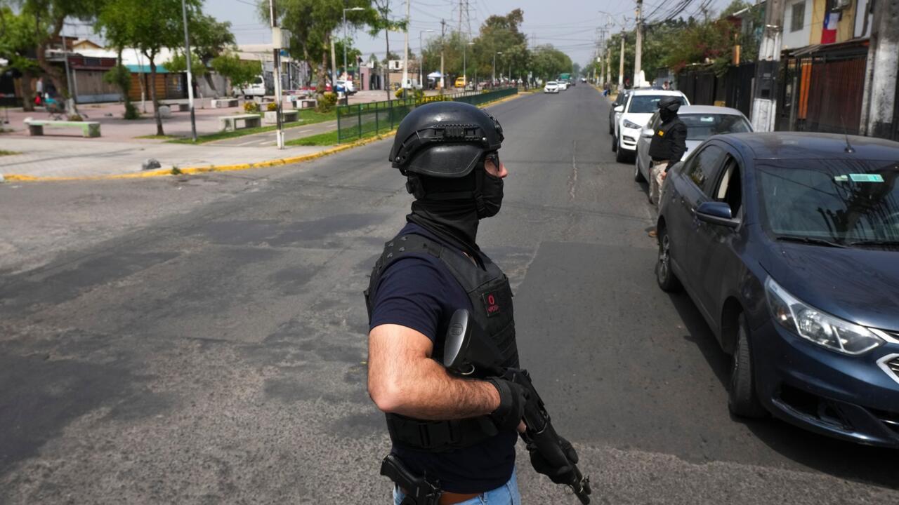 Un agente de la Policía de Investigaciones de Chile monta guardia durante una operación contra el secuestro dirigida contra grupos del crimen organizado en Santiago de Chile, el miércoles 15 de octubre de 2025.