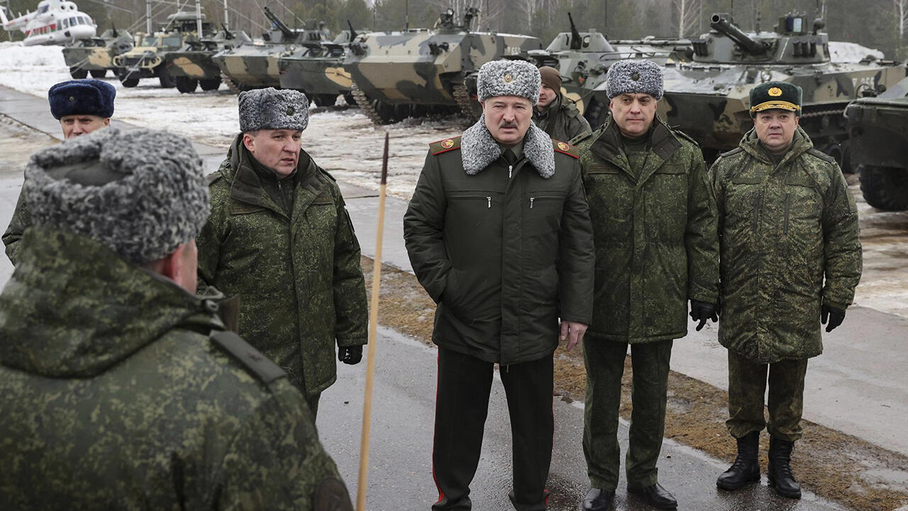 El presidente bielorruso Alexander Lukashenko visita el campo de entrenamiento Osipovichsky, región de Mogilev, Belarús, 17 de febrero, 2022.