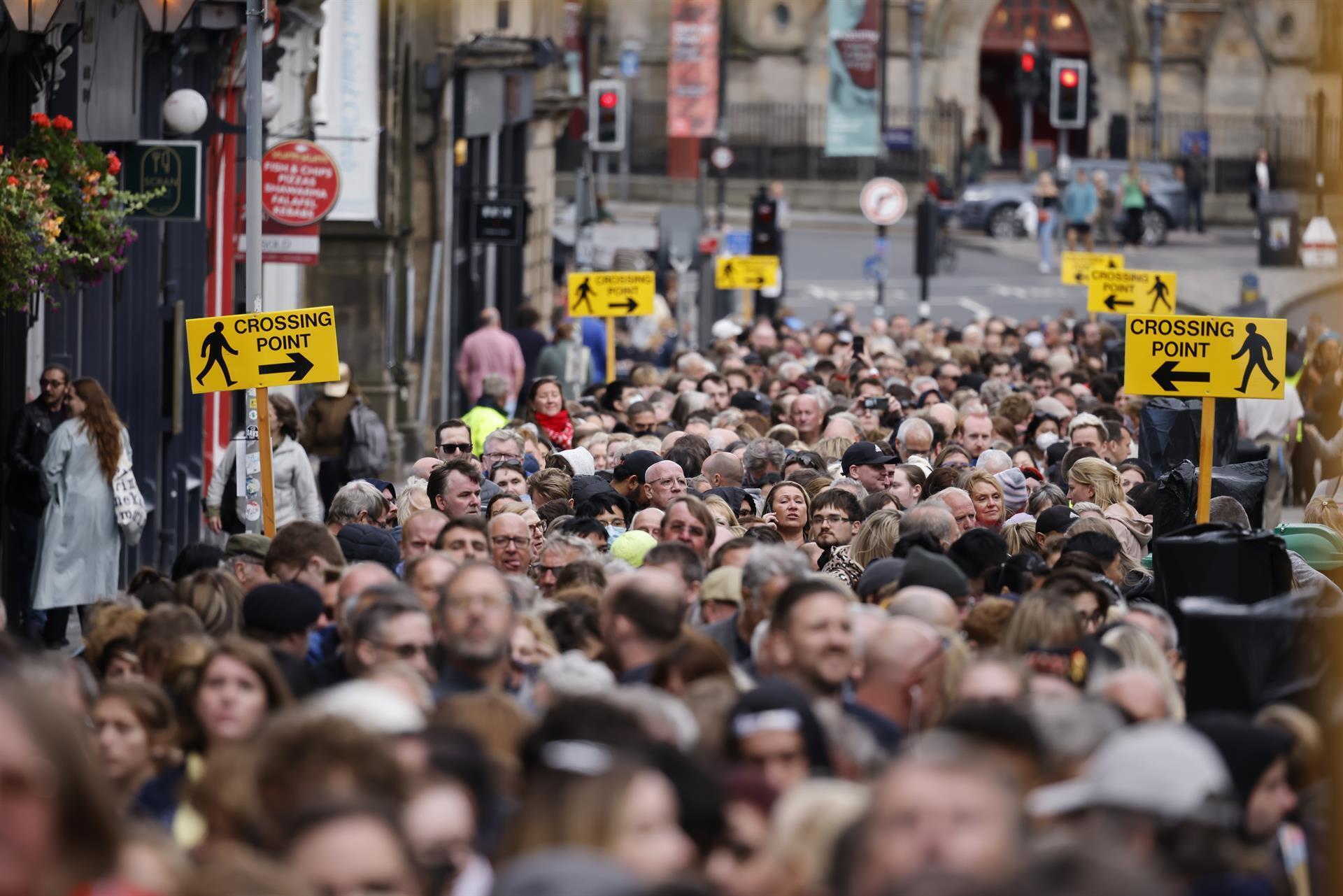 Multitudes hacen fila para ver el ataúd que contiene el cuerpo de la Reina Isabel II en la Catedral de St Giles en Edimburgo, Escocia, Reino Unido, el 12 de septiembre de 2022.