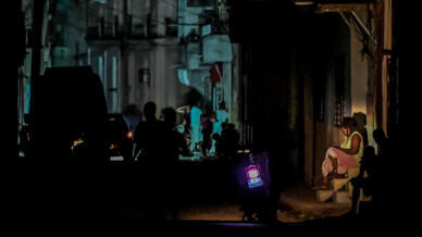 Residentes se reúnen en la calle en medio de un prolongado apagón eléctrico tras el paso del huracán Ian por La Habana, el 30 de septiembre de 2022