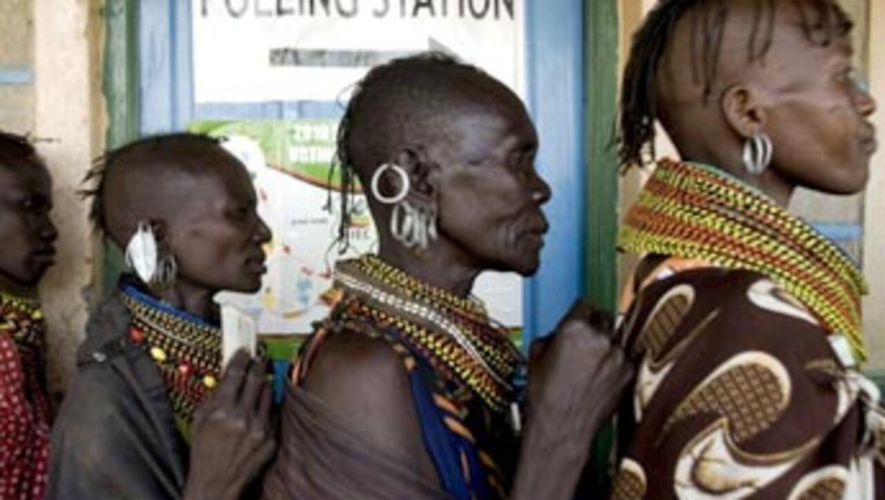 Kenyans vote in referendum on new constitution