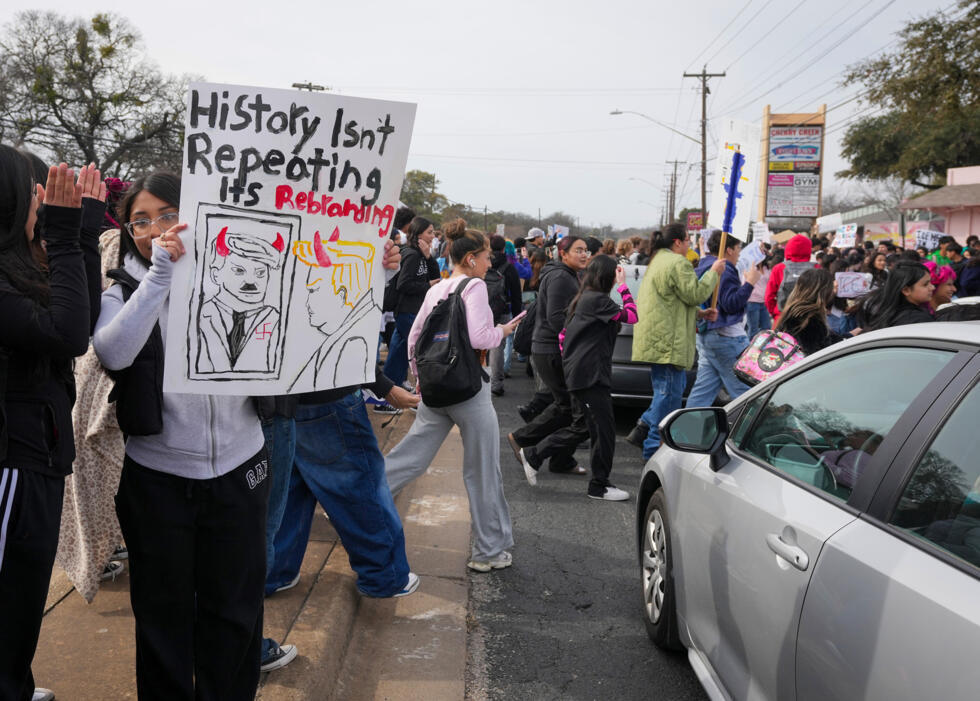 Crockett High School-studenten lopen op vrijdag 30 januari 2026 de school uit in Austin, Texas, als onderdeel van een landelijk protest tegen de acties van de VS.
