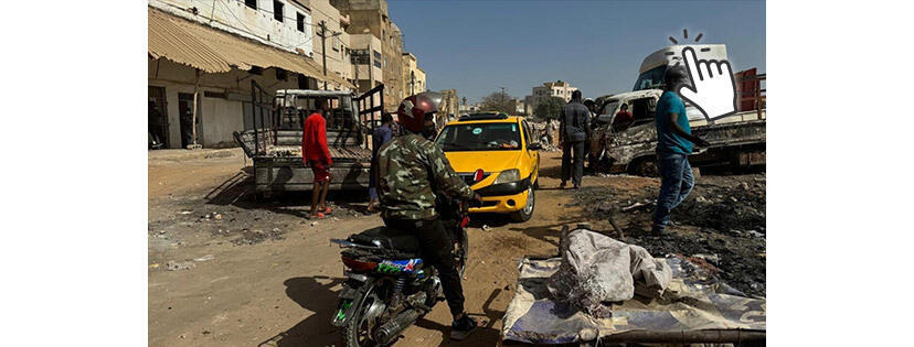 Les restes d'un marché brûlé à Dakar, le 10 février 2024, lors de manifestations contre le report de la présidentielle au Sénégal.