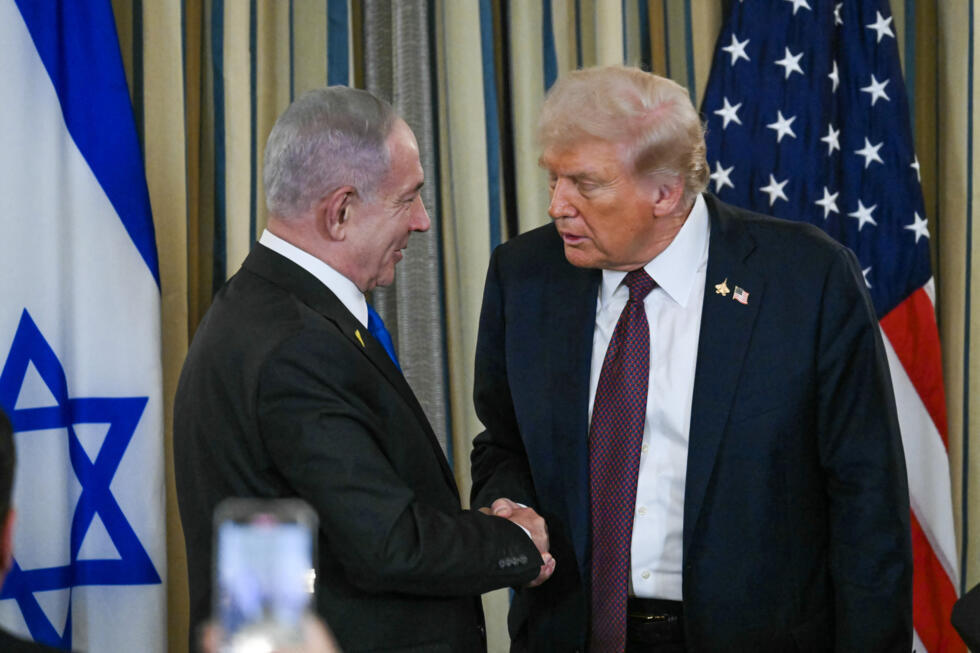 Le président américain Donald Trump et le Premier ministre israélien Benjamin Netanyahu  se serrent la main à la fin d'une conférence de presse dans la salle à manger d'État de la Maison Bla