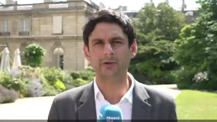 Macron rejects PM resignation ahead of talks on France deadlock