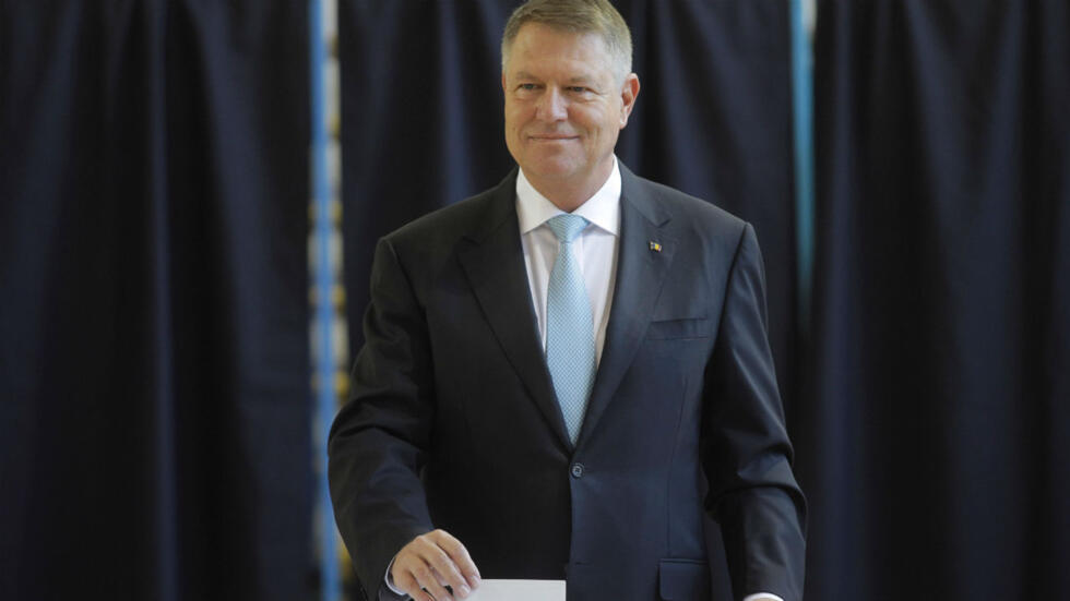 Le président sortant, Klaus Iohannis, vote dans une école de Bucarest, le 10 novembre 2019.