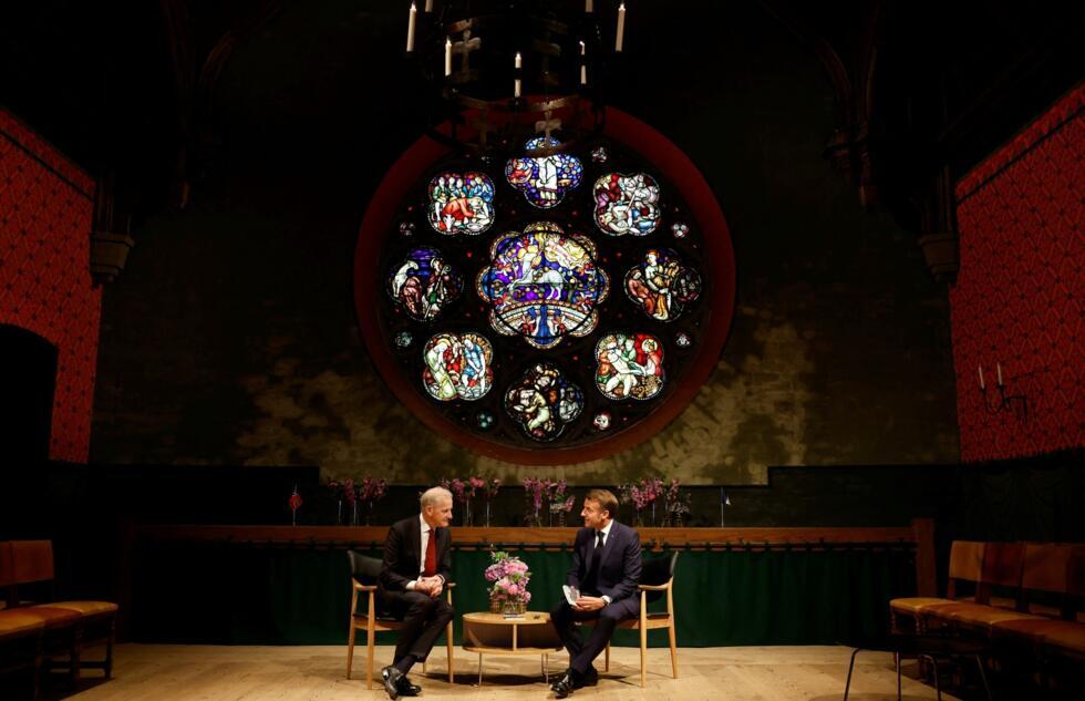 Le président français Emmanuel Macron (à droite) et le Premier ministre norvégien Jonas Gahr Store participent à une réunion bilatérale à la forteresse d'Akershus à Oslo, en Norvège, le 23 juin 2025.