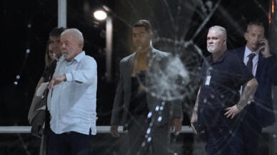 Ο Πρόεδρος της Βραζιλίας Λουίζ Ινάσιο Λούλα ντα Σίλβα επιθεωρεί τις ζημιές στο Παλάτι Πλανάλτο στη Μπραζίλια μετά την εισβολή υποστηρικτών του προκατόχου του Ζαΐρ Μπολσονάρου στις 8 Ιανουαρίου 2023.