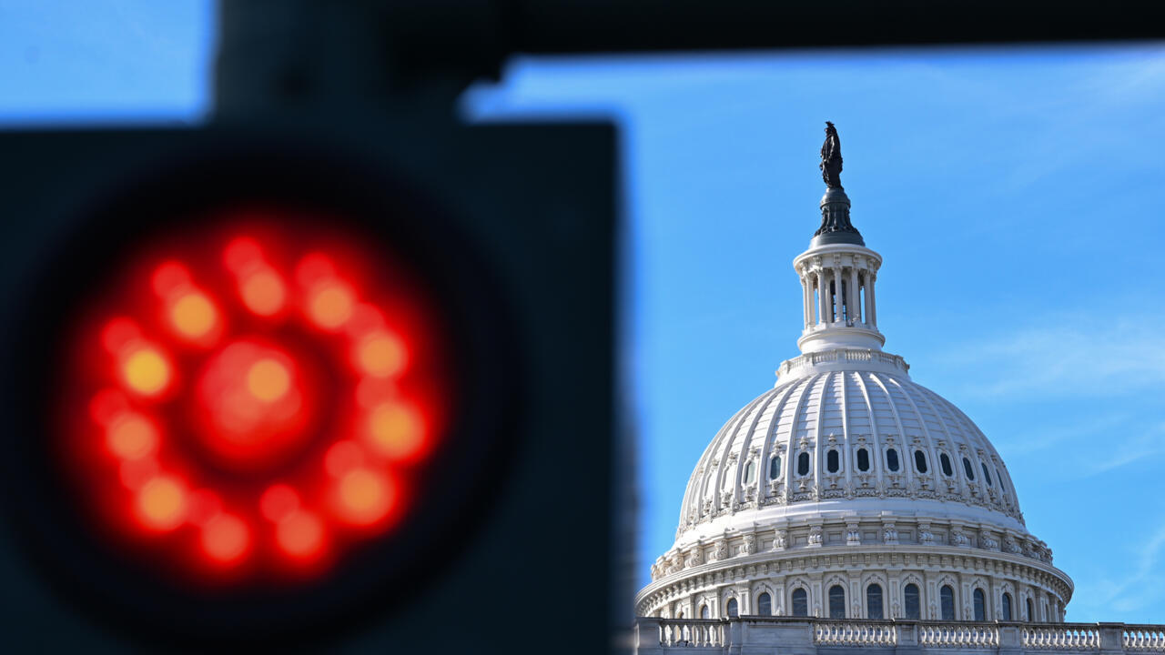 Aux États-Unis, la deuxième semaine de "shutdown" s'ouvre avec l'annonce de licenciements