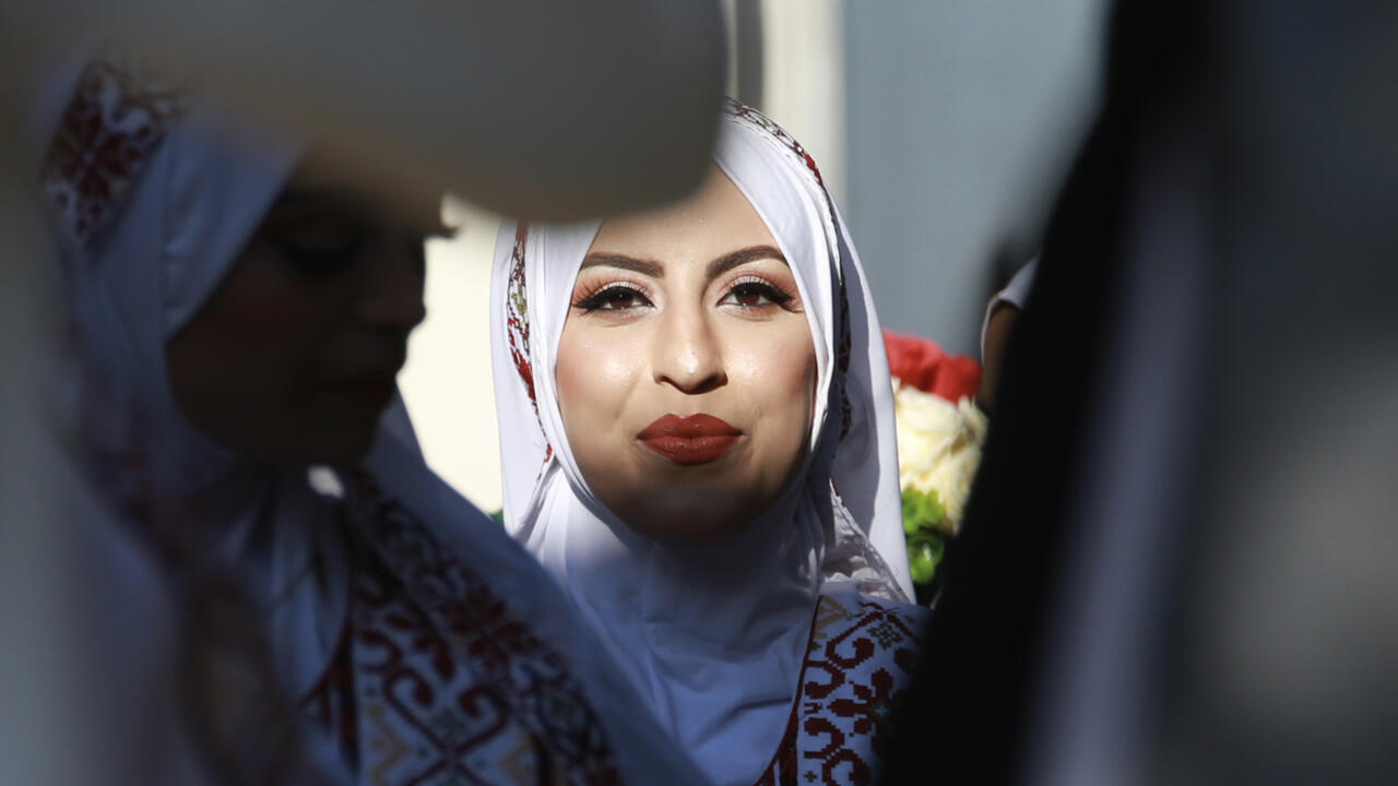 "ثوب الفرح" عرس جماعي في غزة بين ركام الحرب