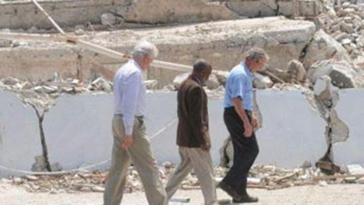 Visit by former presidents Clinton, Bush renews focus on quake victims