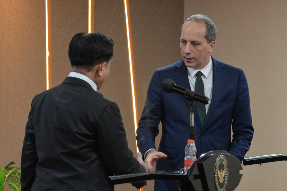 Le ministre indonésien en charge des Affaires juridiques et des Droits humains, Yusril Ihza Mahendra, et l'ambassadeur de France en Indonésie Fabien Penone, à Jakarta, le 24 janvier 2025