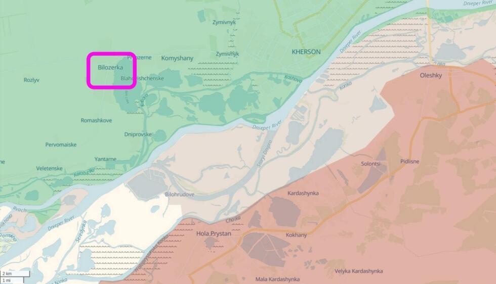 Cette carte montre en vert les positions ukrainiennes séparées par le fleuve Dniepr de la zone occupée par les Russes (en rouge). Le village de Bilozerka est entouré en violet.
