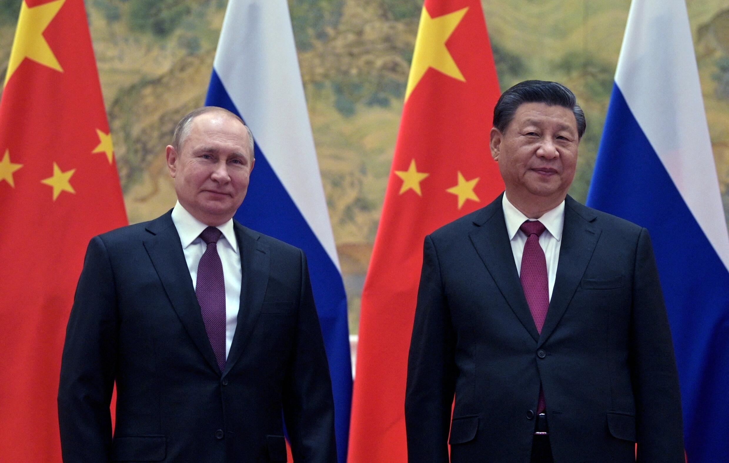 El presidente ruso Vladimir Putin (L) y el presidente chino Xi Jinping posan durante su reunión en Beijing, el 4 de febrero de 2022.