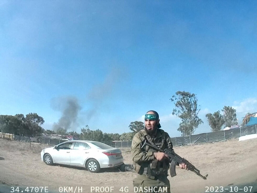 Una captura de un vídeo publicado en Telegram muestra a un militante palestino armado caminando alrededor del festival de música en el desierto del Néguev, donde más de 200 aficionados fueron asesinados el sábado 7 de octubre de 2023.