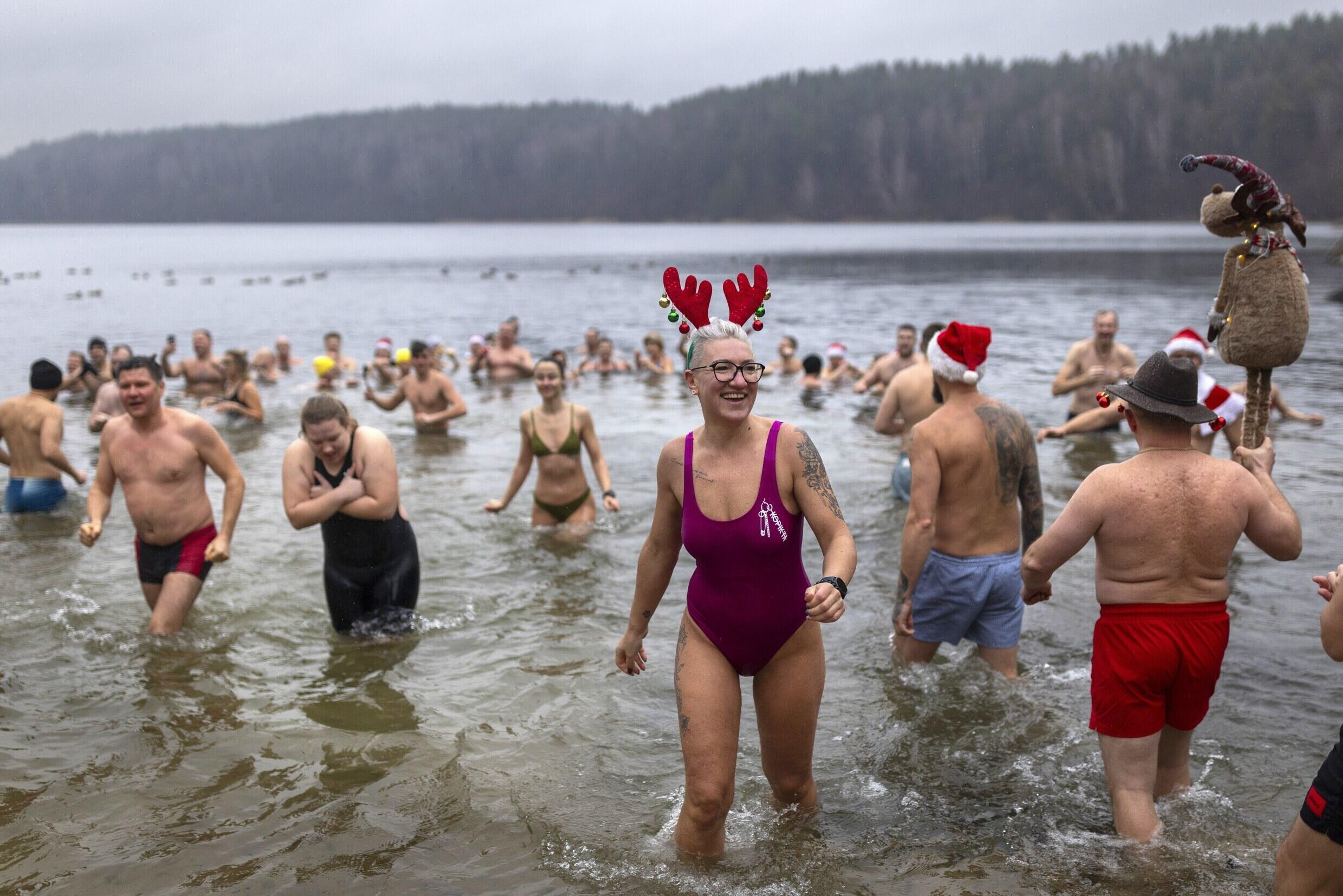 Le traditionnel plongeon du Nouvel An dans un lac près de Vilnius, en Lituanie, le 1er janvier 2025.