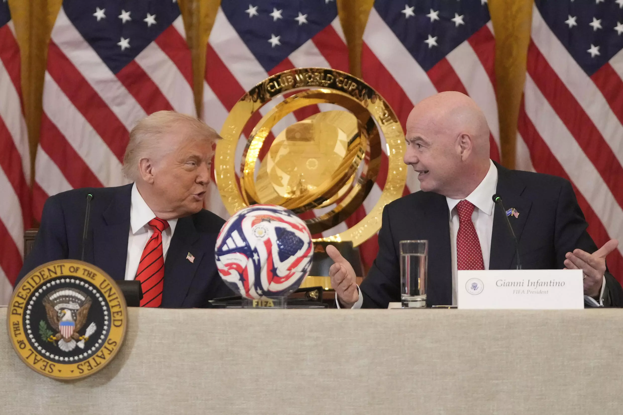 Le président Donald Trump et le président de la FIFA, Gianni Infantino, s'entretenant lors d'une réunion du groupe de travail de la FIFA, dans la Maison Blanche, mardi 6 mai 2025, à Washington.