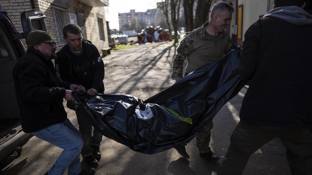 Archivo-Un grupo de voluntarios lleva el cuerpo de un hombre asesinado durante la guerra en Bucha, al noroeste de Kiev, capital de Ucrania, el 14 de abril de 2022.
