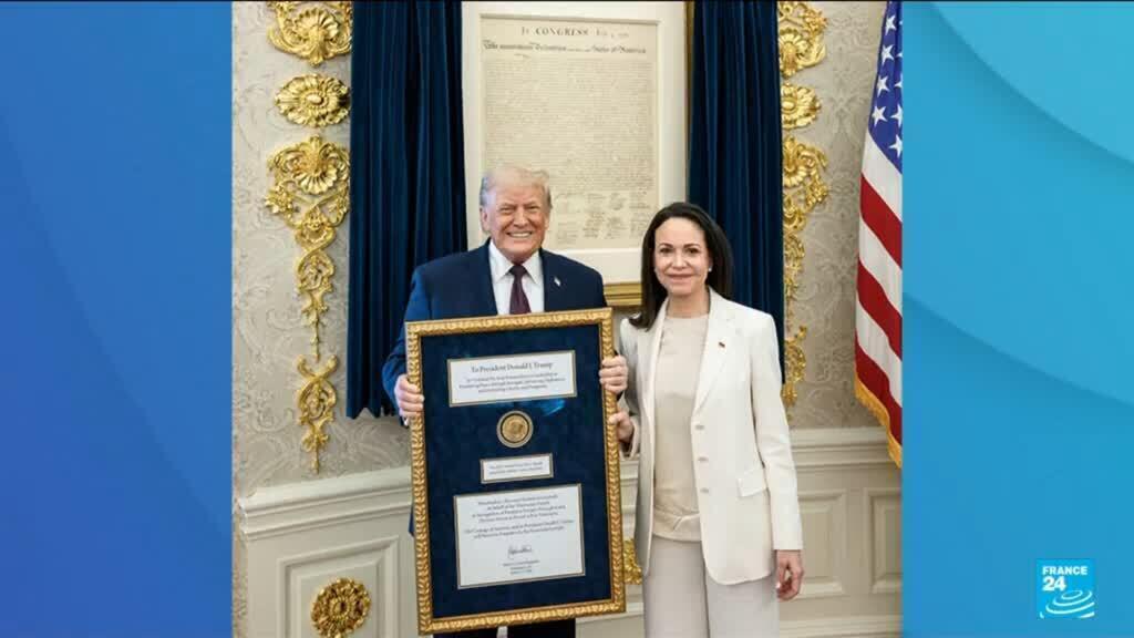 Donald Trump reçoit l'opposante vénezuelienne Machado, qui lui remet la médaille de son prix Nobel