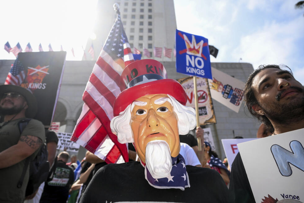 Un manifestante lleva una máscara durante una protesta el sábado 14 de junio de 2025, en Los Ángeles.