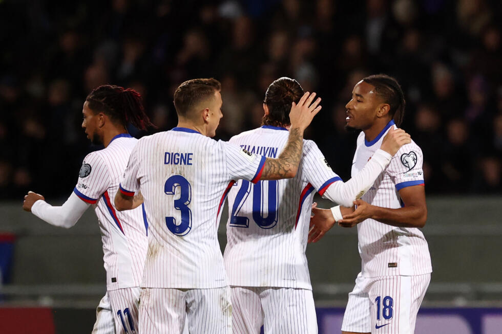 Christopher Nkunku (à droite) félicité par ses coéquipiers après son égalisation contre l'Islande en qualifications pour le Mondial 2026 le 13 octobre 2025 à Reykjavik