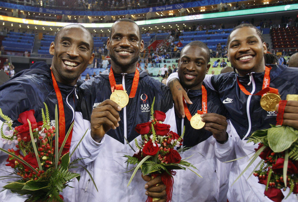 Kobe Bryant, Lebron James, Dwyane Wade et Carmelo Anthony avec leurs médailles d'or, remportées après avoir battu l'Espagne en finale lors des Jeux olympiques de Pékin, le 24 août 2008.