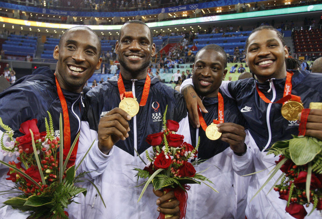 Kobe Bryant, Lebron James, Dwyane Wade et Carmelo Anthony avec leurs médailles d'or, remportées après avoir battu l'Espagne en finale lors des  Jeux olympiques de Pékin, le 24 août 2008.