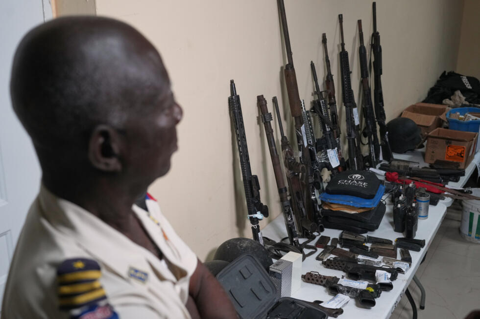 Un policía custodia un lote de armas incautadas a presuntos miembros de bandas criminales en Puerto Príncipe el 12 de enero de 2026. Los pandilleros han protagonizado la mayoría de los actos de violencia sexual reportados en los últimos cinco años.