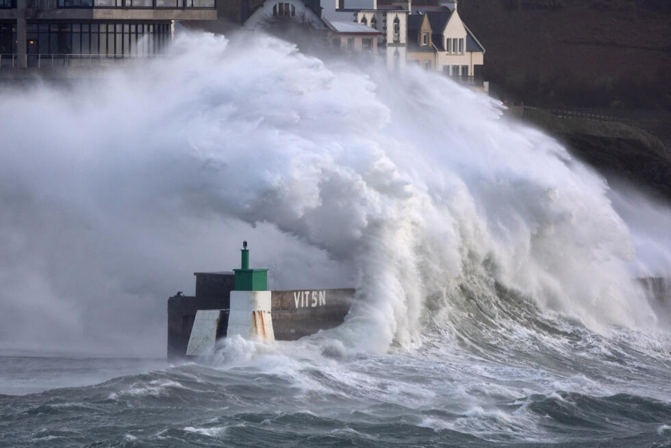 Een enorme golf stort op 8 januari 2026 neer op de pier in de haven van Le Conquet, West-Frankrijk, terwijl Storm Goretti opdoemt boven de noordkust van Frankrijk