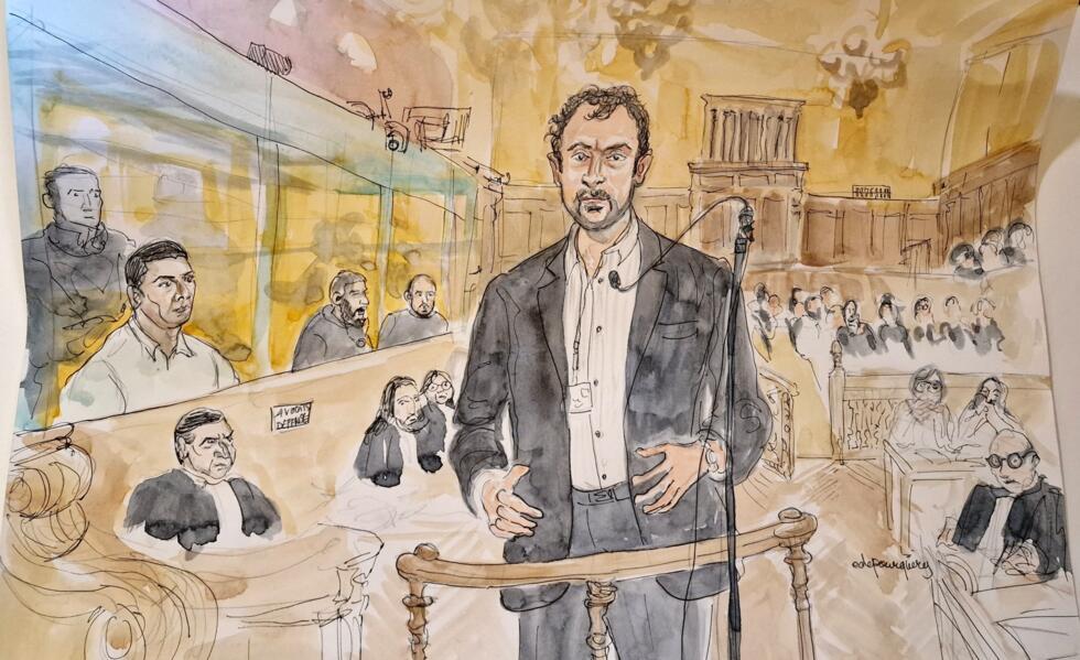 Édouard Elias, l'un des journalistes pris en otage en Syrie, en 2013, se tient à la barre du tribunal judiciaire de Paris, le 19 février 2025.