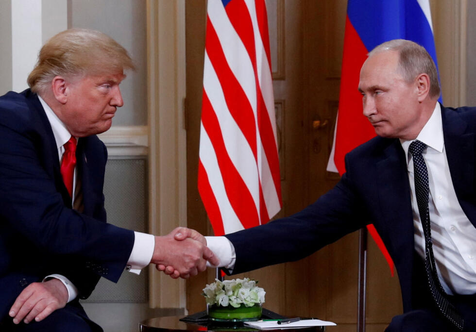 FOTO DE ARCHIVO: El presidente de Estados Unidos, Donald Trump, y el presidente de Rusia, Vladimir Putin, se dan la mano mientras se reúnen en Helsinki, Finlandia, el 16 de julio de 2018.